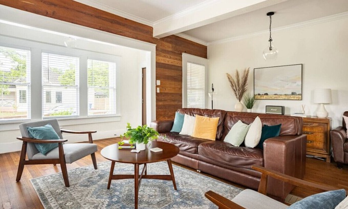 Eastside Promise Neighborhood House | Historic Craftsman | Hot Tub | 4BD&3BA | 1mi to DT