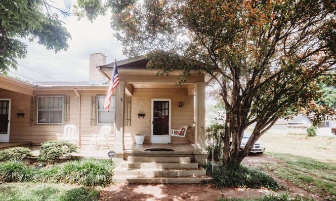 Huntsville House | Historic District with Local Art - Gallery House