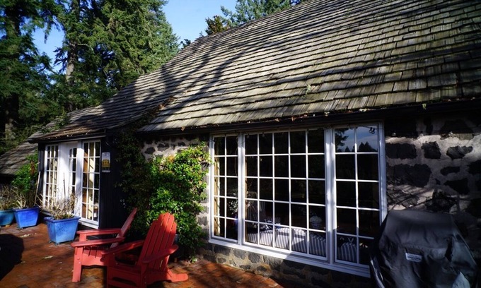 Country Club - North Shore House | Historic English Country Lake House