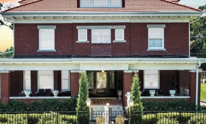 Muskogee Bed & Breakfast | Historic Farmer Mansion in the heart of Muskogee with 5 bedrooms and WiFi, AC.