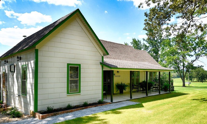 Tahlequah House | Historic Farmhouse Along the Illinois River