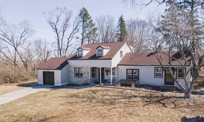 Florence House | Historic Florence Cottage close to Omaha Zoo and Airport