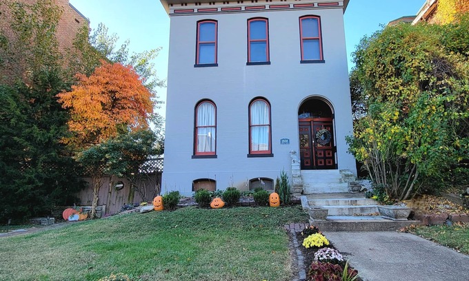 Lafayette Square Apartment | Historic Gem In Lafayette Square. 5 Minutes to Downtown!