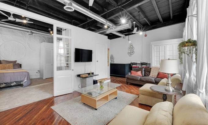 Germantown Apartment | Historic Germantown 1BR Loft
