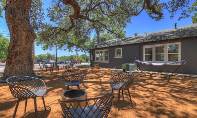 New Braunfels House | Historic Hideaway Stroll to Schlitterbahn