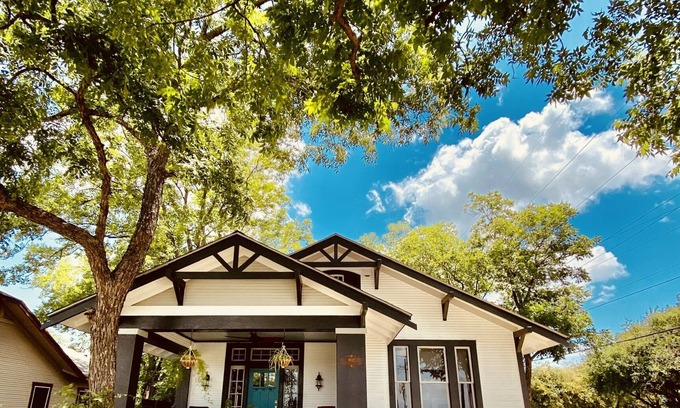 Eastside Promise Neighborhood House | Historic Home Downtown San Antonio Minutes from The Pearl/Riverwalk