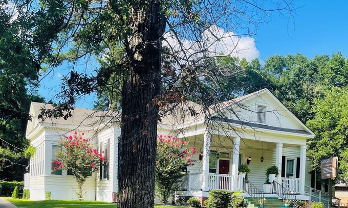 Highland Historic District House | Historic home near Military Base/Colleges & 10 min to LA Boardwalk/sleeps 16-18.