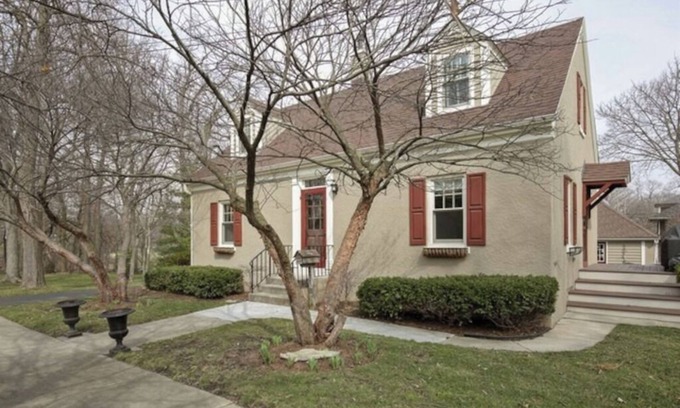 St. Charles House | Historic home steps from downtown St. Charles & Pet Friendly!