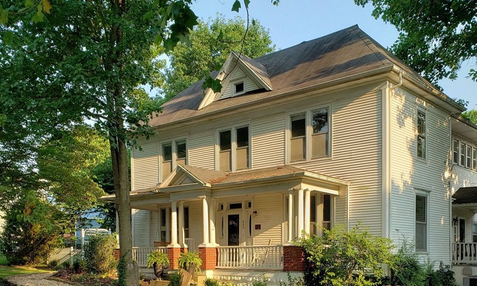 Ozark House | Historic House walking distance to Ozark Square and restaurants