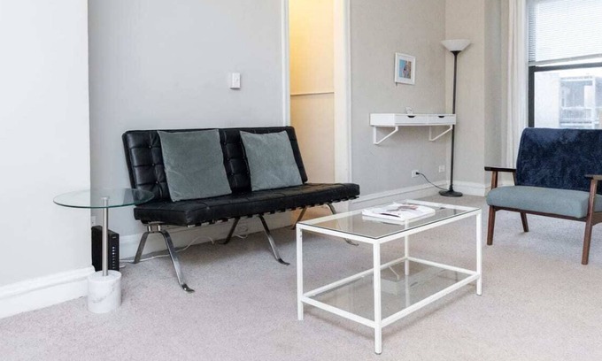 East Hyde Park Apartment | Historic HP 1BR with Fast Transit to UChicago