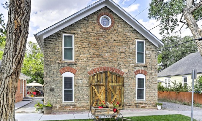 Laramie Apartment | Historic Laramie Condo - 3 Blocks to Downtown and UW