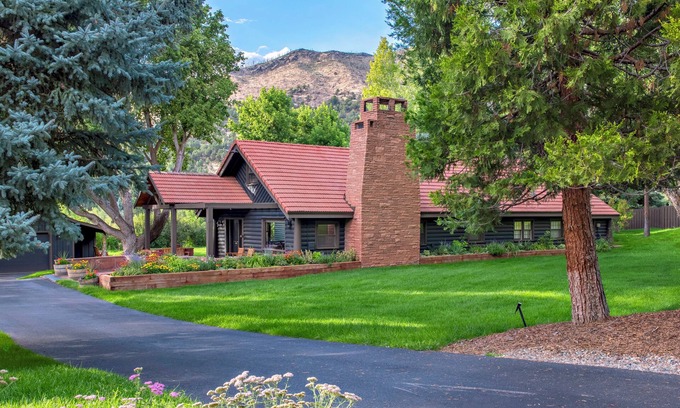 Basalt House | Historic Log Cabin Lodge near downtown Basalt, easy walk to the 2 rivers