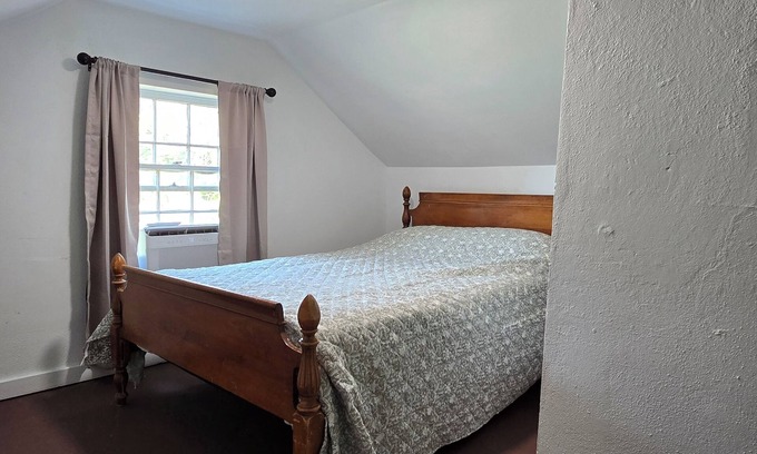 Cowley House | Historic Log Home in Beautiful Cowley