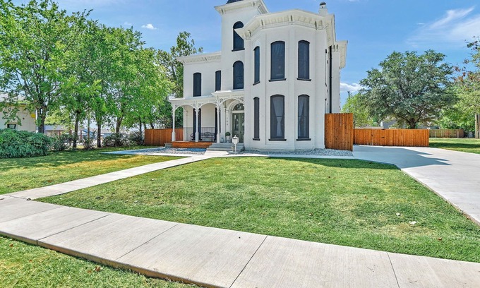 Denison House | Historic Manor Near Downtown