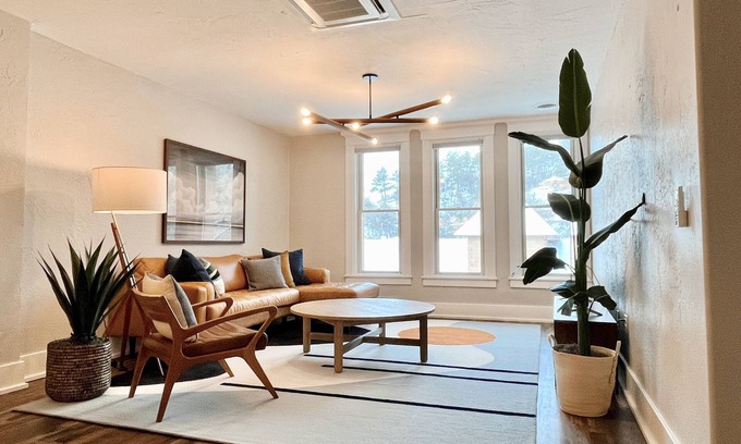 Hot Springs Apartment | Historic & Modern! Walk to Restaurants, Moccasin Springs + Huge Suite w/Kitchen
