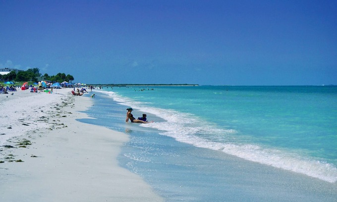 Pass-a-Grille Condo | Historic Pass-A-Grille Gulf Way Beachfront Wi-Fi