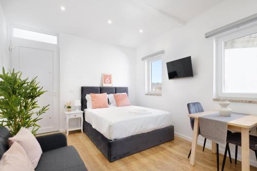 Santa Marinha House | Historic Porto Studio, 2 Min Walk to Douro River
