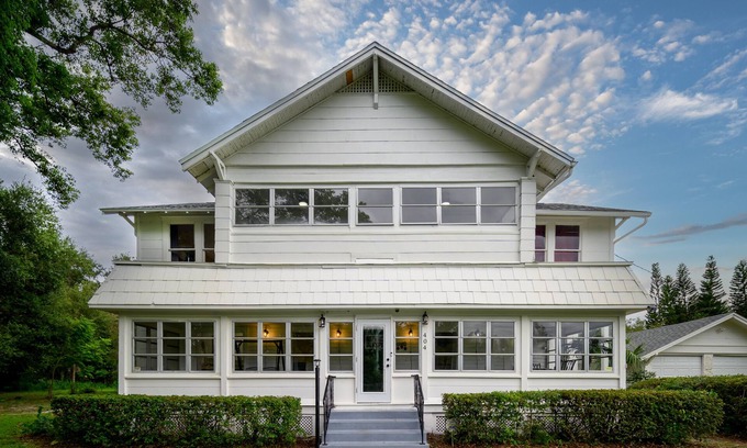 Winter Haven House | Historic, private, updated, 5 Bedroom Plantation Home, lake, fishing, leasuren