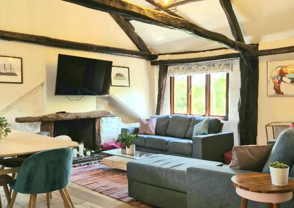 Heligan House | Historic Property with Stunning Views (Walk to the pub)