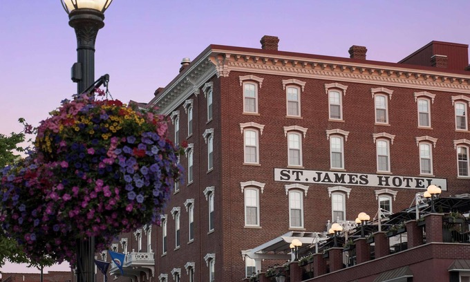 Red Wing House | Historic Red Wing Lux Hotel -Premium Room -Free Wifi -Bathrobes-Perfect Location