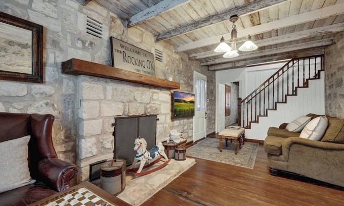 Fredericksburg House | Historic & Remodeled Sunday Haus-5 Mins to Dtown!