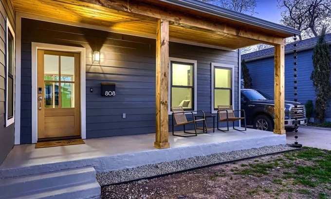 Georgetown House | Historic Remodeled Bungalow-Walk to Everything GT