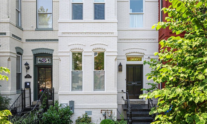 Logan Circle House | Historic Row House, 2 Blocks to Convention Center & Metro