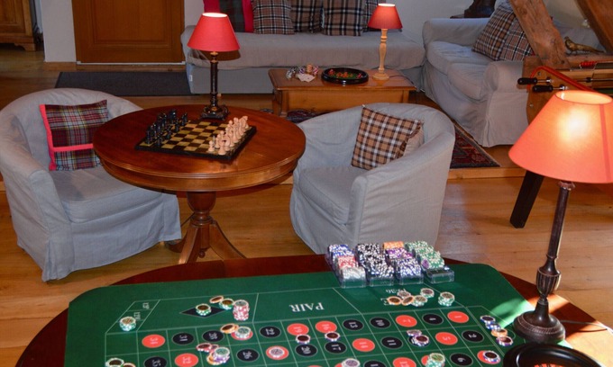 Aubigny-sur-Nere Apartment | Historic Scottish residence in Cher with garden and games room