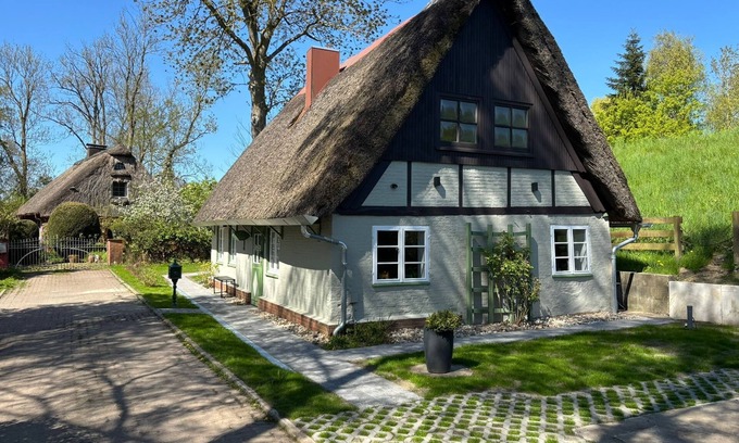 Drochtersen House | Historic thatched cottage on the Elbe dyke