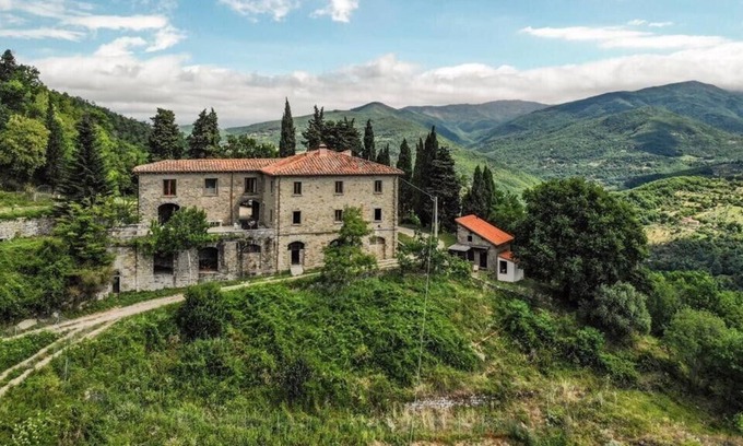 Londa House | historic Tuscan farmhouse surrounded by nature