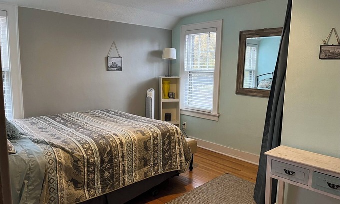 Sioux Falls House | Historic Twin Tudors Inn Northwest Room (KP1400NW)
