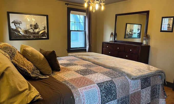 Sioux Falls House | Historic Twin Tudors Inn Southeast Room (KP1400SE)