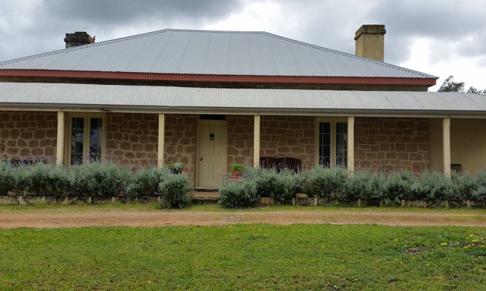 Dongara Cottage | Historic Tyford House, close to all amenities