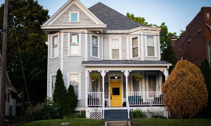 Elco House | Historic Victorian - Walkable to Downtown Cape Girardeau - King Bed - Fast Wifi