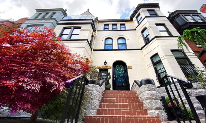 West End House | Historic Victorian Duplex Brownstone Downtown, Steps To White House & Georgetown