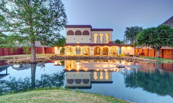 The Village Villa | Historic Villa🚶1 min from Lake Hefner🏊 Hot Tub 🎱Pool Table🐶Friendly🎣Fishing