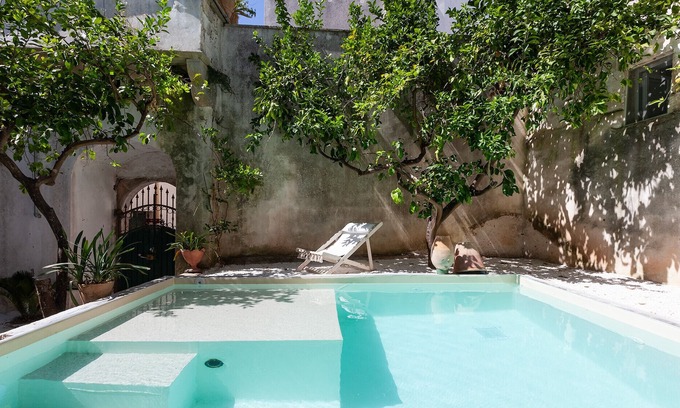 Centro Storico Villa | Historical palazzo with private pool in old town m600