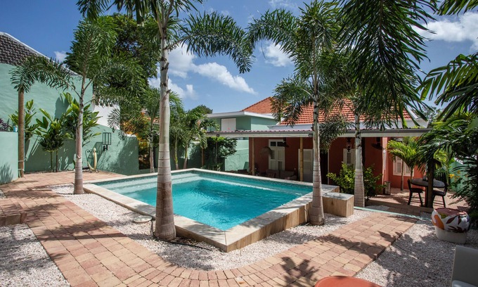 Otrobanda Villa | Historical city villa in Otrobanda with private pool