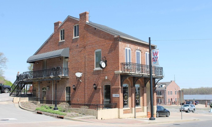 Cape Girardeau Apartment | Historical 'Kage House' Short Term Rental located in "Old Town Cape"
