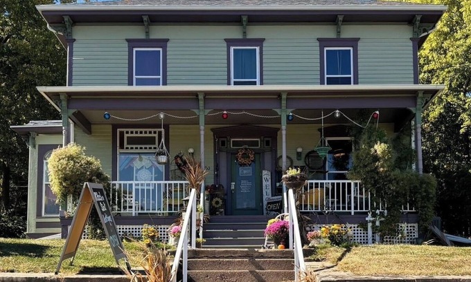Le Claire House | Historical riverfront home in beautiful LeClaire. Kid and pet friendly!