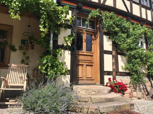 Laucha Apartment | Historisches Fachwerk-Ferienhaus mit Weinkeller und Garten, gute Lage