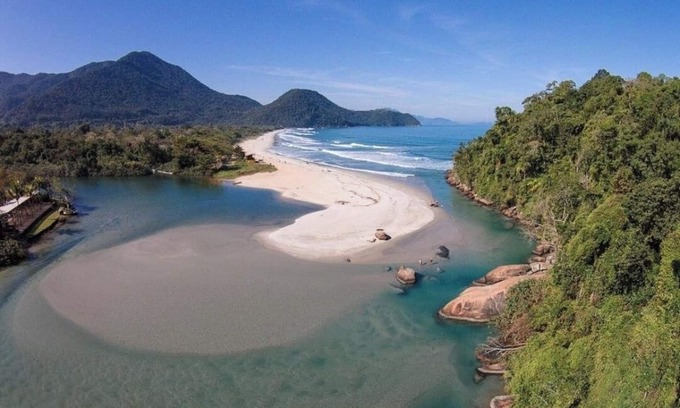 Itamambuca House | House 400 meters from Itamambuca beach and 200 from Riozinho. Exuberant nature.