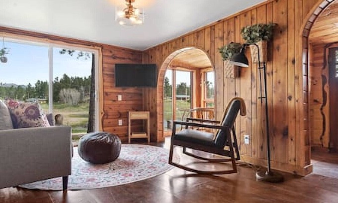 Custer Cabin | Hobbit Hole: Needle Spire Views + Firepit + Sauna