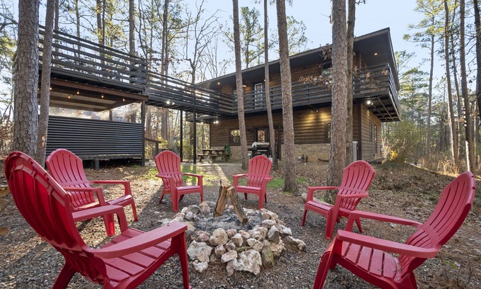 Broken Bow Cabin | Hochatown: King Bd Ensuite+Arcade+Hot Tub+Boat/ATV Parking+Jumbo 2 bd
