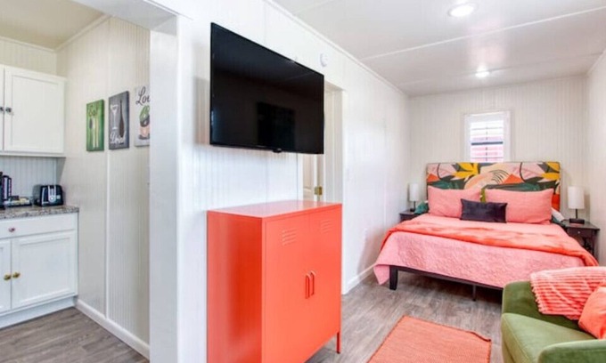 Gainesville Apartment | Hockley Creek Colorful Home #3