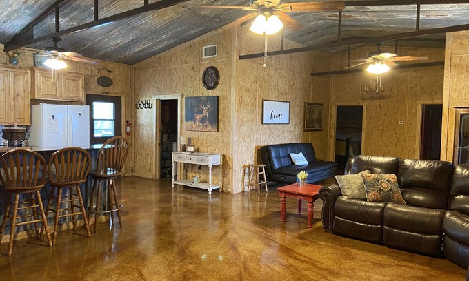 Scotland Cabin | Hoegger’s Rustic Retreat is in the country with lots of wildlife & room to roam!