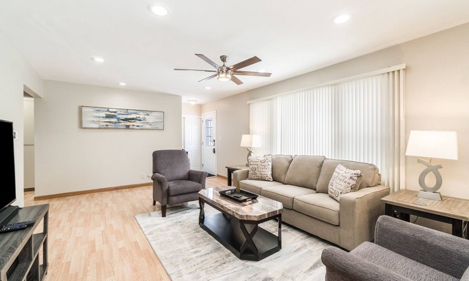 Schaumburg House | Hoffman Estates FHS Rental
