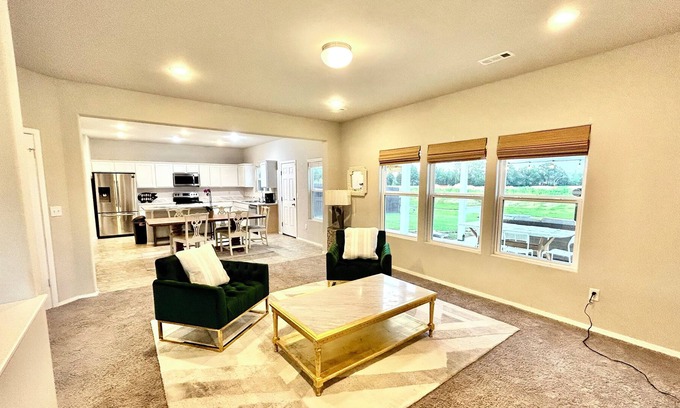 Elkins House | Hog Trail Party! 4 Bed/3bath, 8.5 mi to U of A