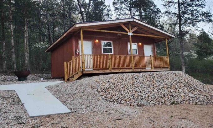 Eminence Cottage | Hogan's Hideout Cottage # 4