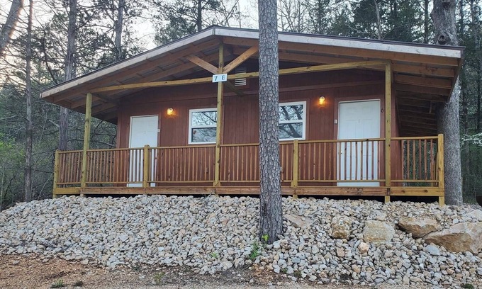 Eminence Cottage | Hogan's Hideout Cozy Cottage #6